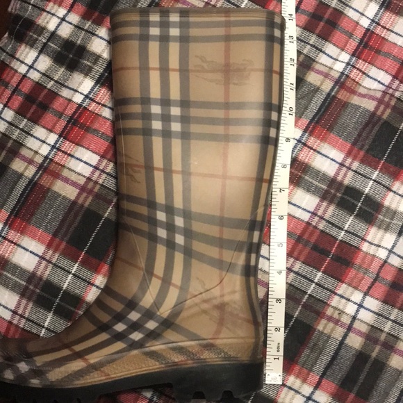 Burberry rain boots love them but they fit more like a 7 to 7.5 - Picture 5 of 5